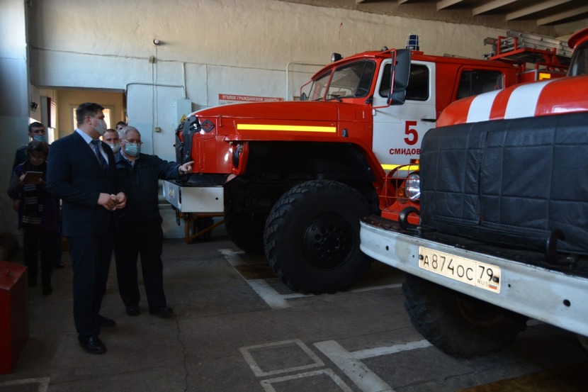 С сотрудниками пятой пожарной части Смидовичского городского поселения встретился глава района Максим Шупиков.