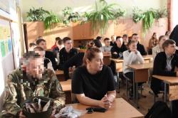 Военнослужащий посетил школу № 10 п. Волочаевка с разговором о важном 
