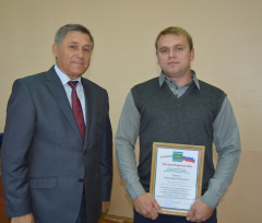 4 октября 2017 года глава муниципального района Александр Тлустенко в торжественной обстановке вручил награды жителям, внёсшим вклад в социально-экономическое развитие территории