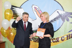 Глава муниципального района Александр Тлустенко вручил награды победителям муниципального конкурса "Учитель года", заключительный этап которого состоялся в посёлке Смидович 14 февраля 2018 года.