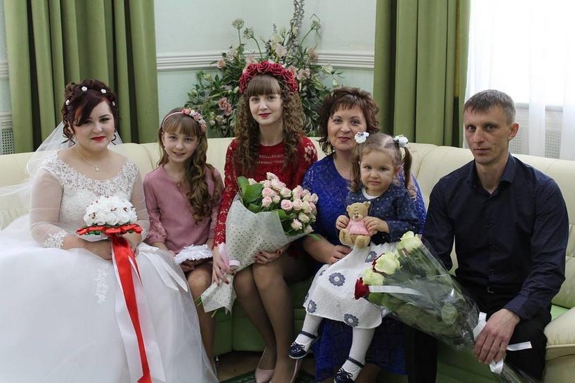 Примите самые тёплые и сердечные поздравления со светлым праздником – Всероссийским днём семьи, любви и верности!