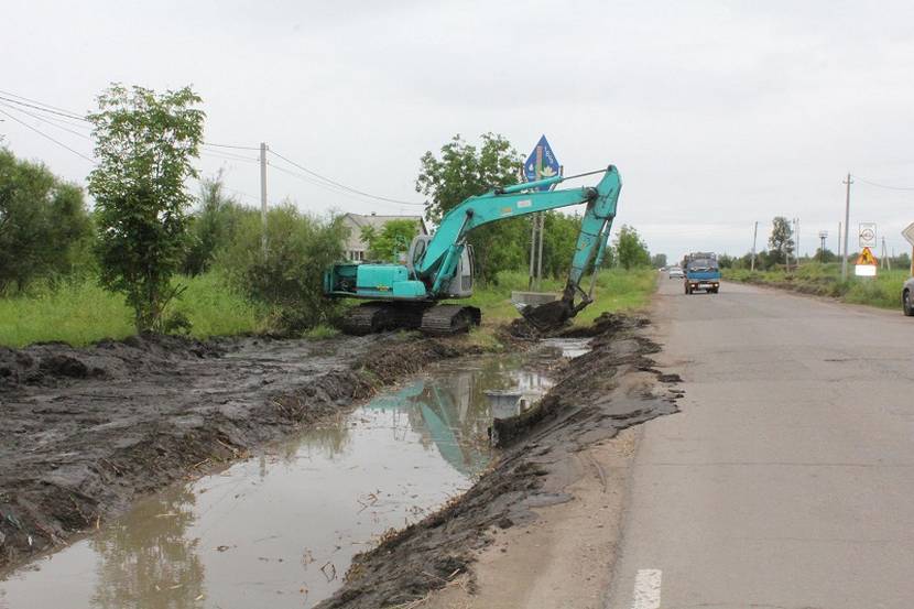 Продолжается ремонт улицы Линейной в посёлке Николаевка.